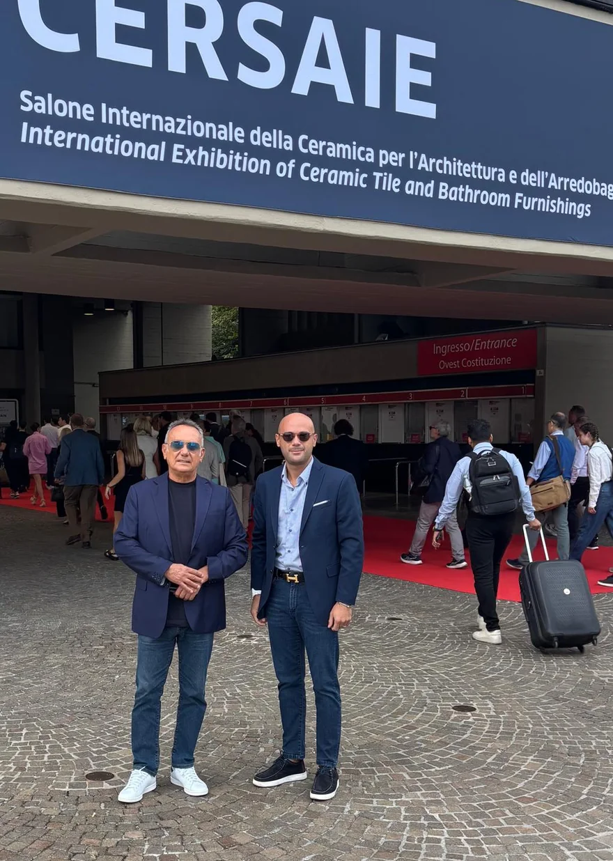 Giancarlo e Antonio D&rsquo;Acquisto all&rsquo;ingresso del Cersaie, il salone internazionale della ceramica e dell&rsquo;arredobagno